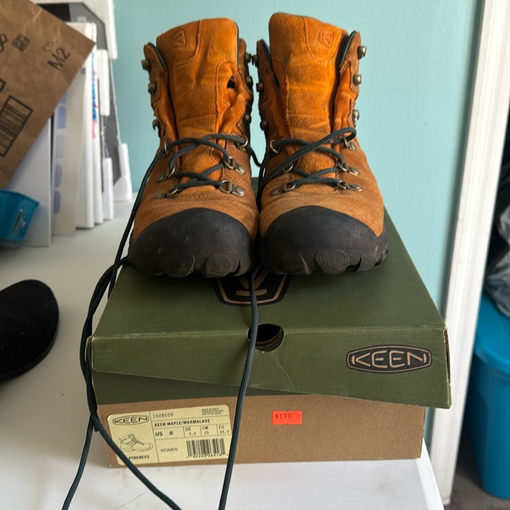 Keen Pyrenees size 8 womens